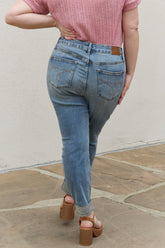Judy Blue – Macy – Boyfriendjeans in voller Größe mit mittelhohem Bund
